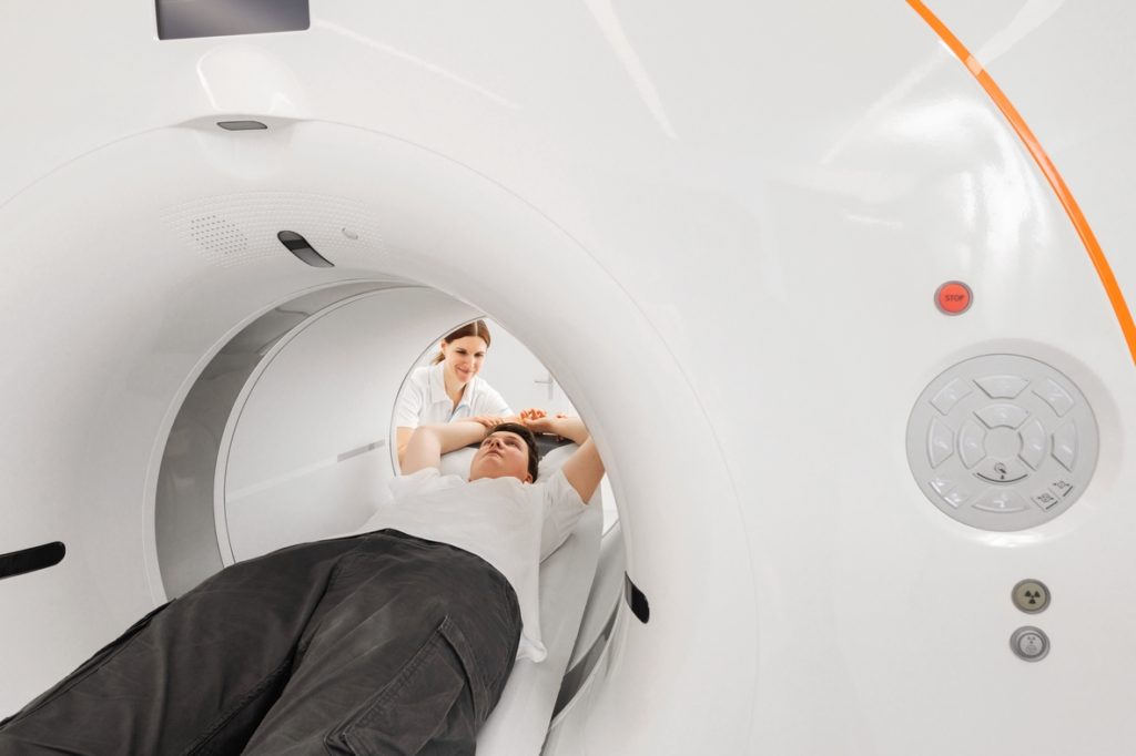 Lagerung eines Patienten in einem PET/CT-Scanner mit viel Platz und ohne störende Geräusche.