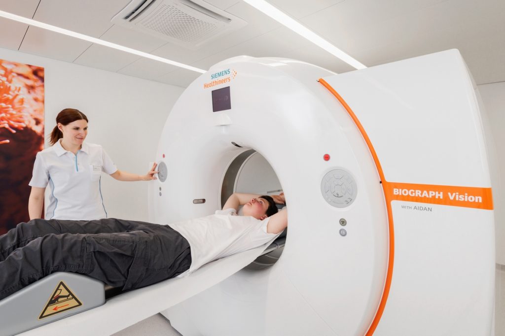 Enge Betreuung während einer PET/CT-Untersuchung